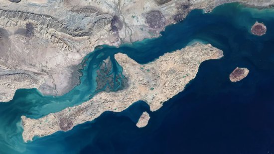 迷雾笼罩的波斯湾：从军事部署洞察地缘博弈的底层逻辑 新闻