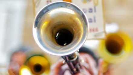  从至暗时刻到重新出发：东方甄选这半年经历了什么 企业服务