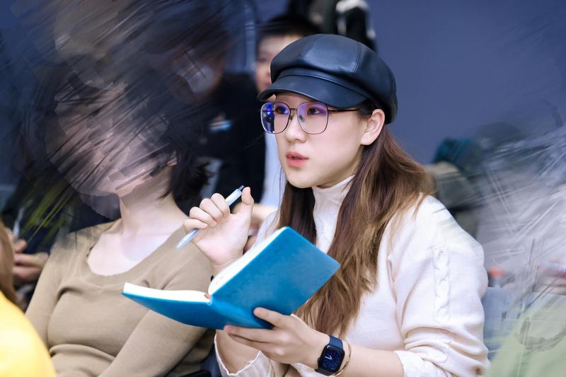  从至暗时刻到重新出发：东方甄选这半年经历了什么 企业服务